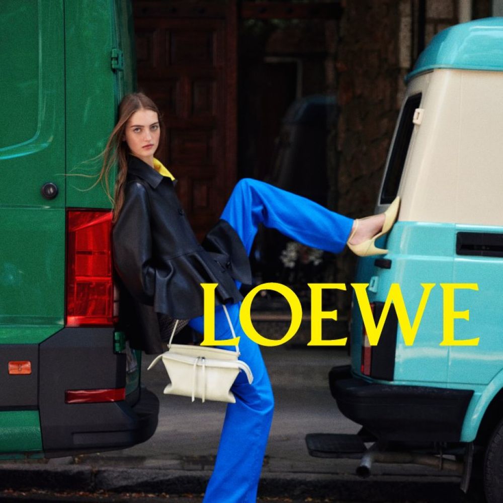 LOEWE تطلق حملتها الترويجية لتشكيلة ما قبل ربيع وصيف 2027