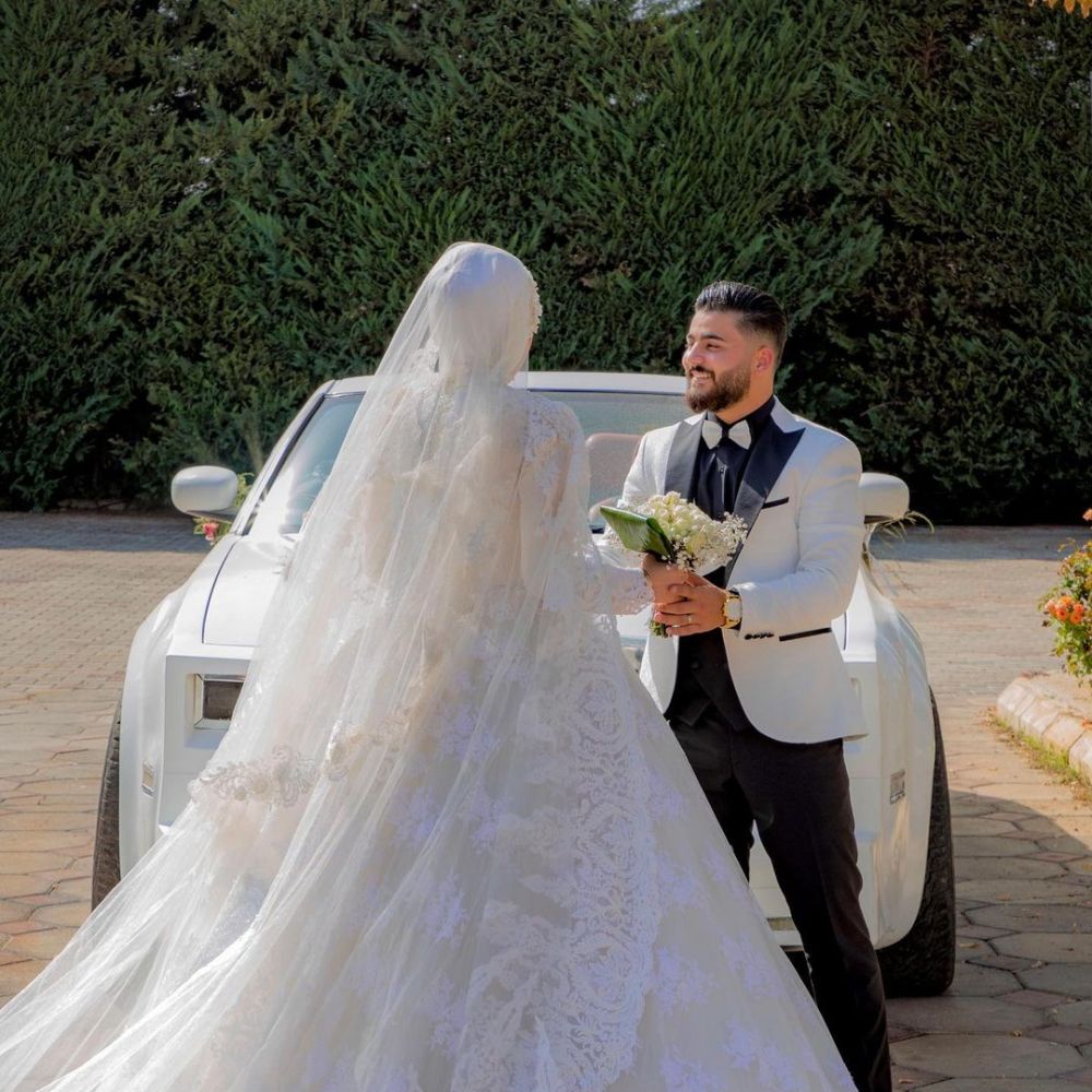 أمير عموري مع عروسته خلال حفل زفافه