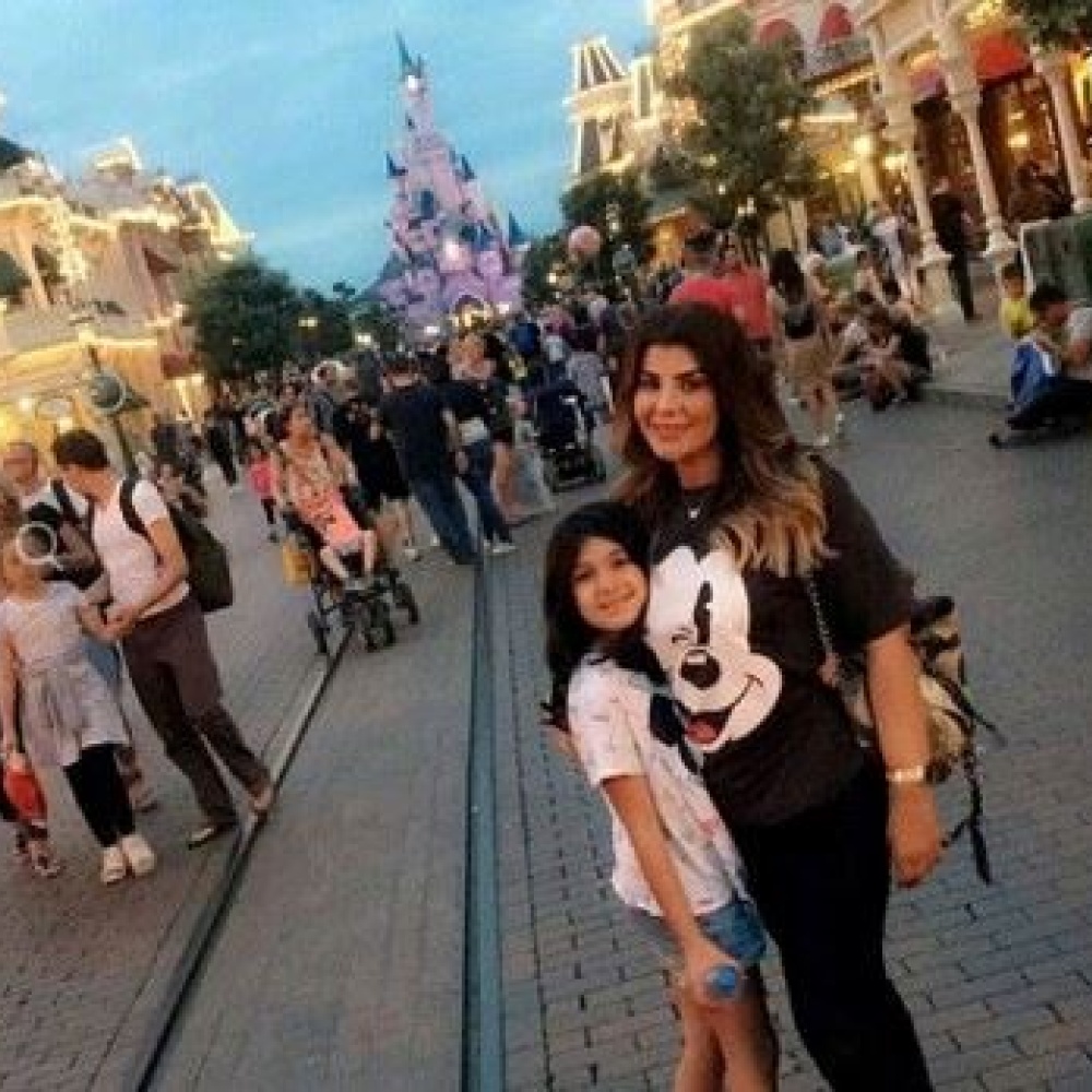 الهام الفضالة تشارك متابعيها صورة مع ابنتها خلال زيارتهما لديزني لاند باريس