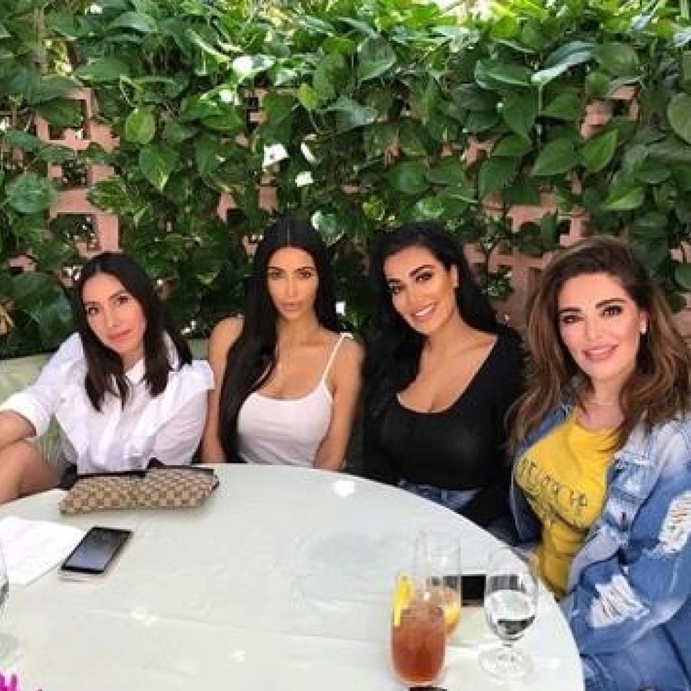 هدى قطان برفقة شقيقتها وكيم كاردشيان خلال لقاء لهن على الغداء في بيفرلي هيلز