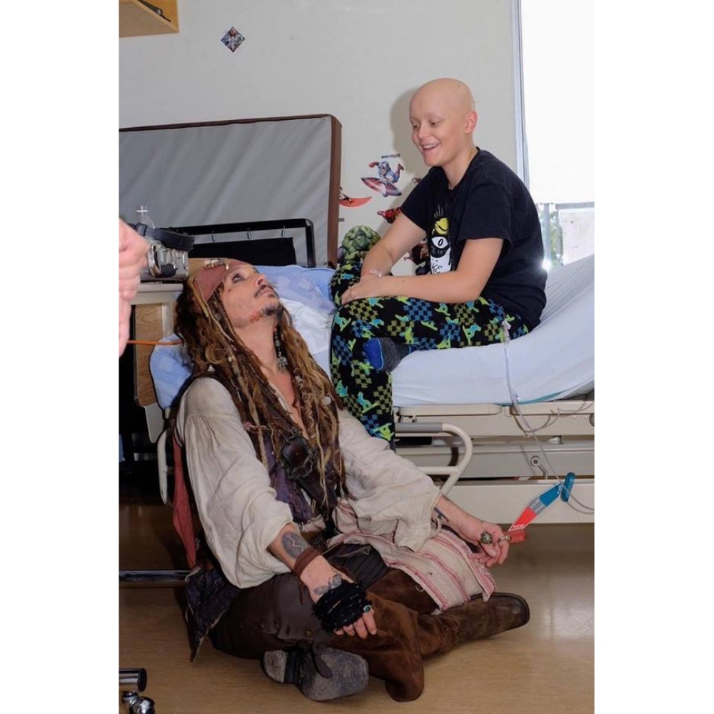 جوني ديب يتقمص شخصية جاك سبارو .. ويقوم بزيارة مستشفى BC الخاصة بالأطفال في كندا