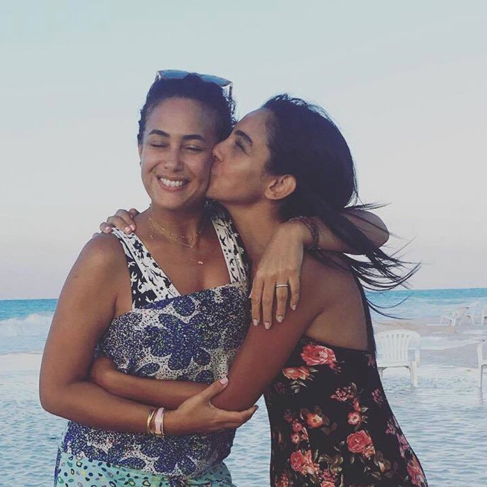 هند صبري تشارك متابعيها بصورة تجمعها بالنجمة سلمى أبو ضيف في خليج المازه في مصر