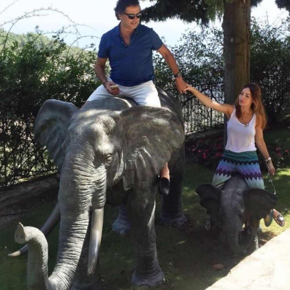 راغب علامة وزوجته جيهان على الفيلة في قرية إيز الفرنسية!