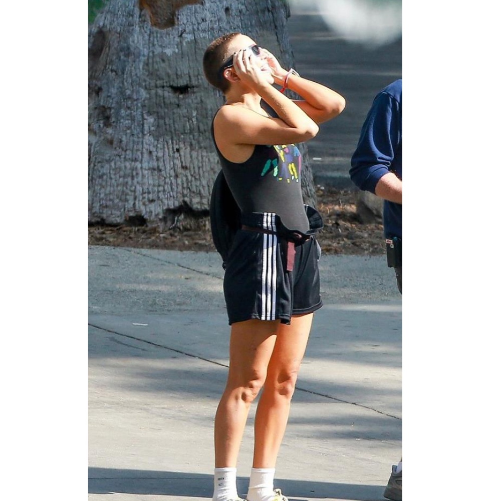 كيت هدسون تظهر بشعرها القصير جدا خلال مراقبتها لكسوف الشمس يوم أمس