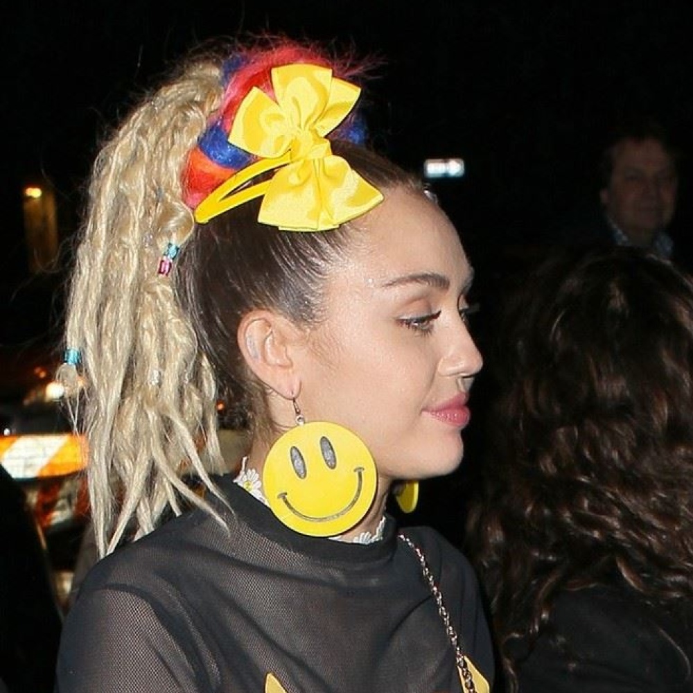 يبدو أن مايلي سايروس قد فقدت عقلها حقاً بإعتمادها لهذه التسريحة الغريبة!