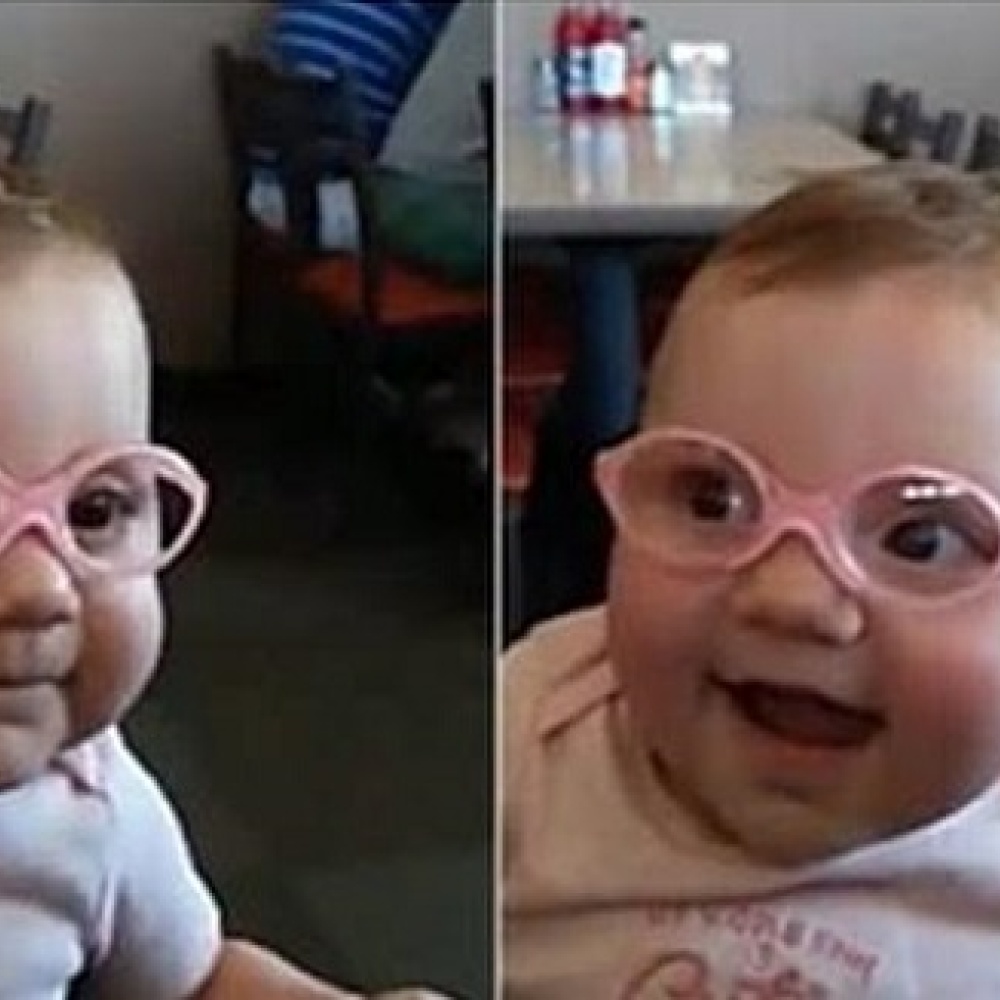 بالفيديو.. شاهد ردة فعل طفلة ترى والديها للمرأة الأولى