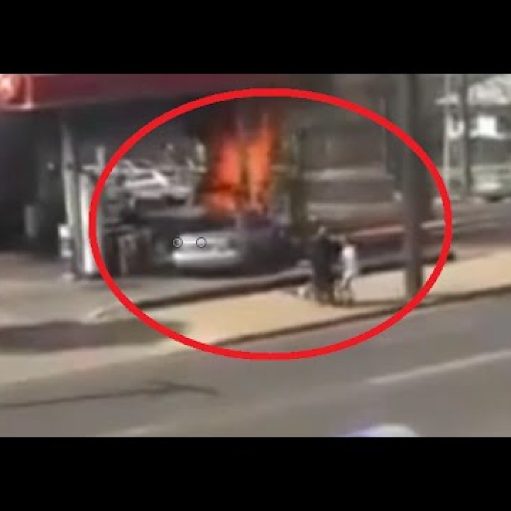 بالفيديو.. مدير فندق ينقذ مسناً زوجته من الموت المحقق