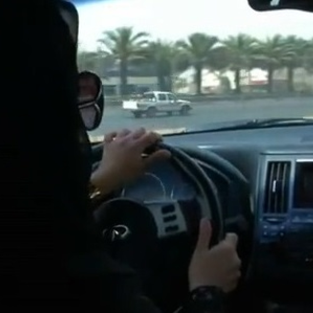 فيديو.. سعودية تغرم زوجها 300 ألف ريال ليلة زواجه بأخرى