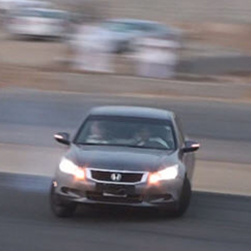 بالفيديو: "مفحط" خليجي يقود مركبته داخل البحر