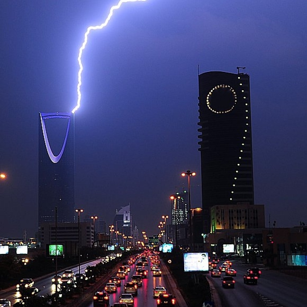 بالفيديو: أمطار وسيول تعلق الدراسة في الرياض