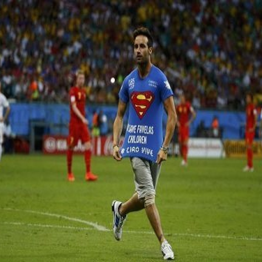 مشجع محتج يوقف مباراة أميركا وبلجيكا بكأس العالم