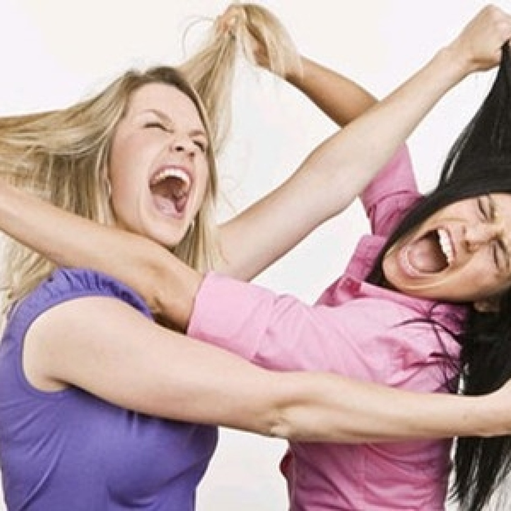 مشاجرة بين أختين إختلفتا على عريس.. فماذا حصل؟