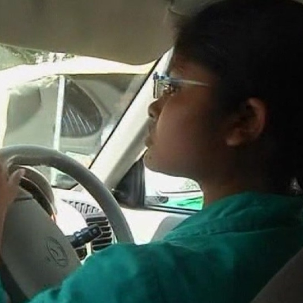 سيدة تقود سيارتها