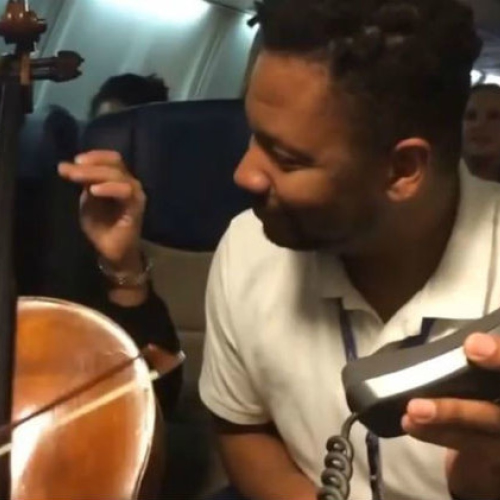 فيديو/ عزف موسيقي نادر على متن رحلة جوية