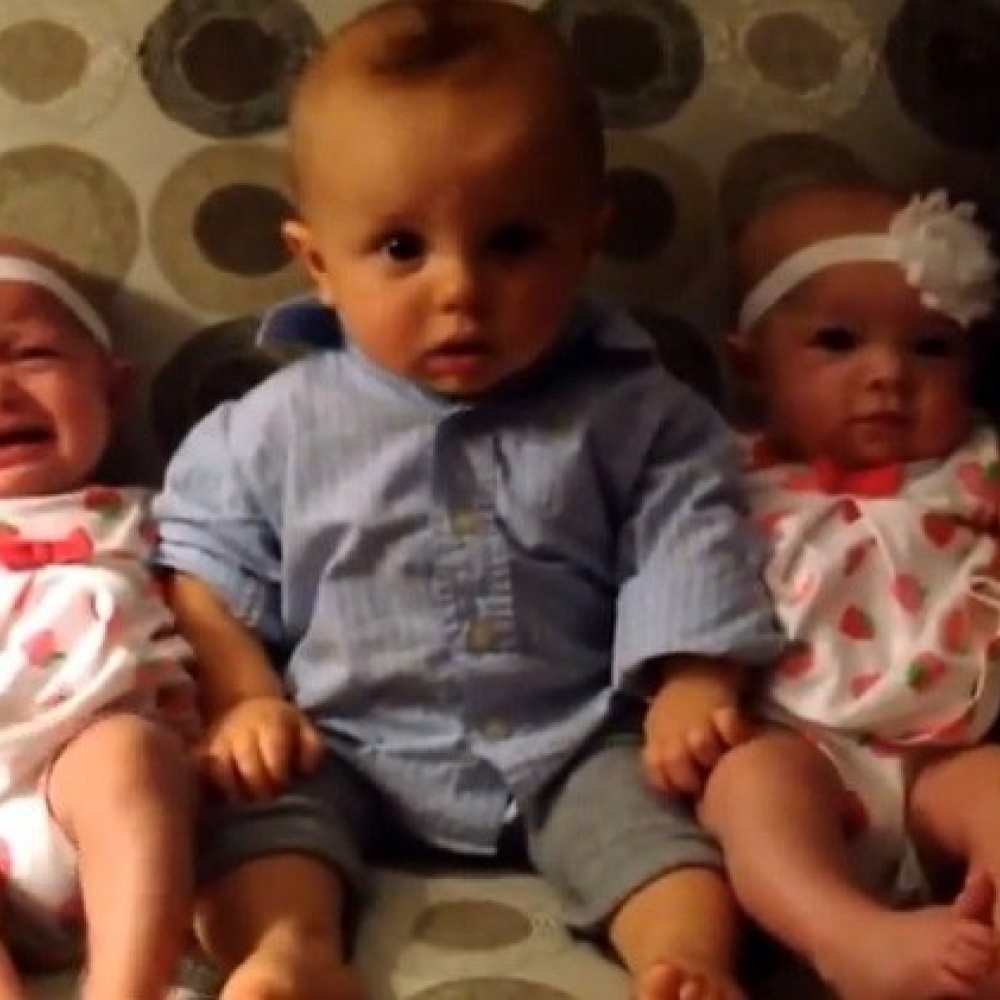 طفل يرى توأماً لأول مرة