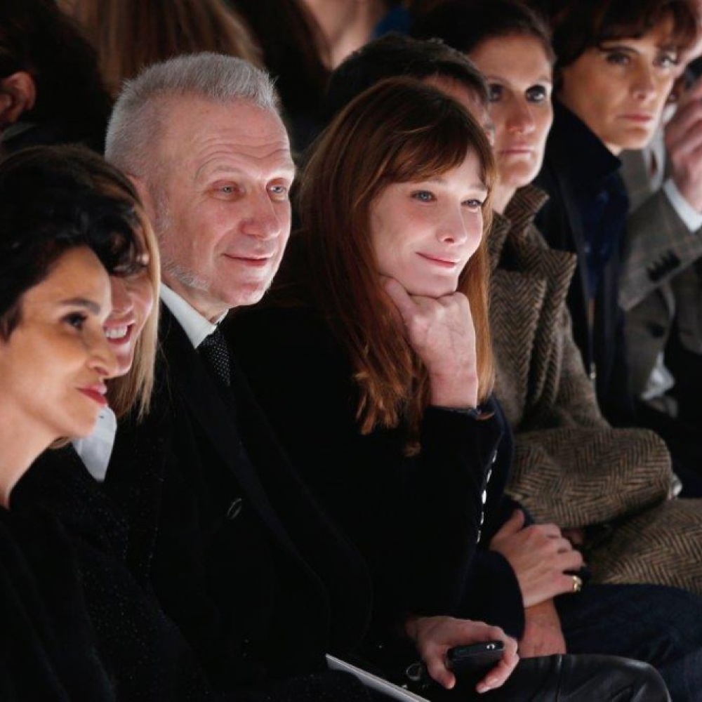 يبدو أن كارلا بروني تحن إلى عملها كعارضة أزياء وذلك خلال حضورها اليوم عرض أزياء Schiaparelli Haute Couture في باريس