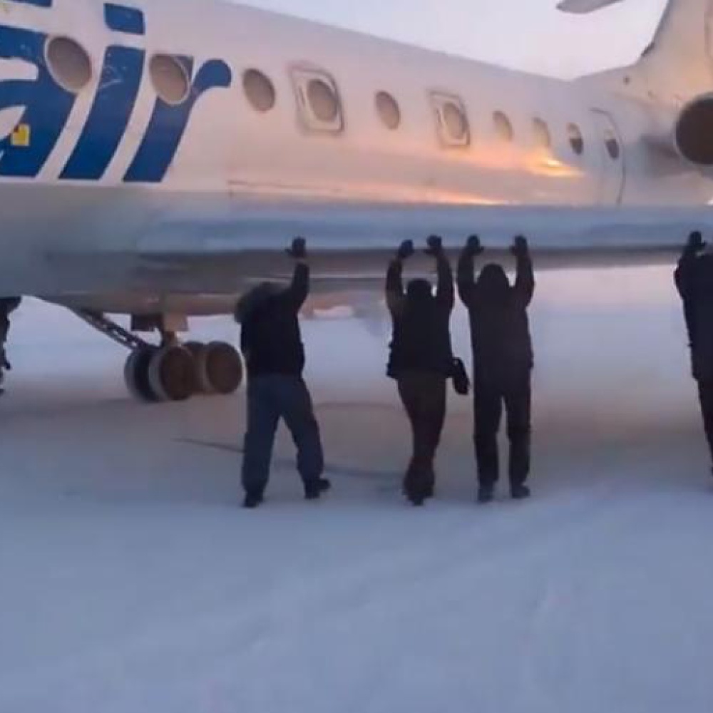 ركاب يدفعون طائرتهم بأيديهم على المدرج