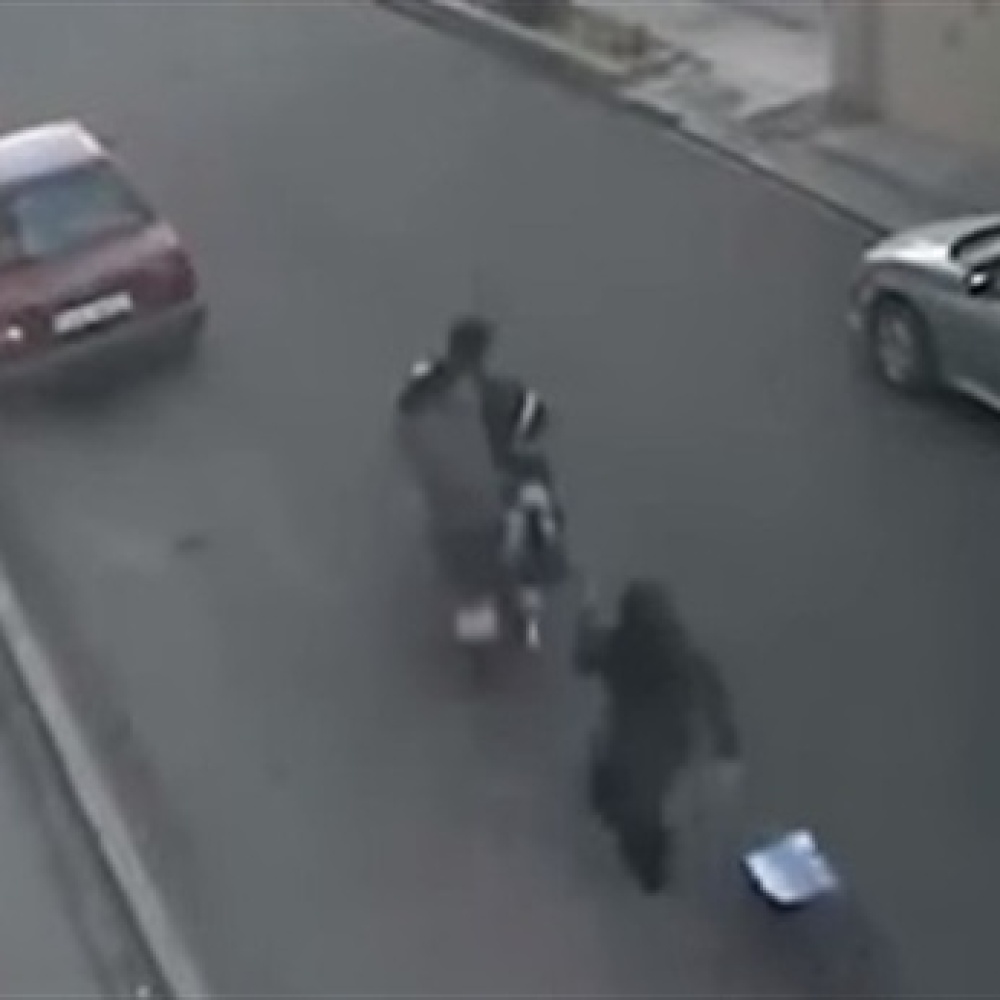 بالفيديو: فتاة مغربية تتصدى للصوص وتطاردهم