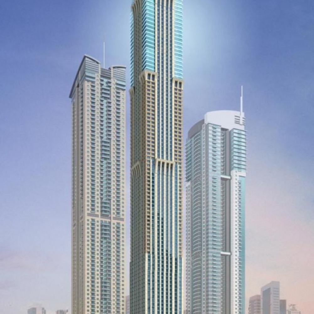 مغامر يتدلى من قمة برج بدبي مارينا 