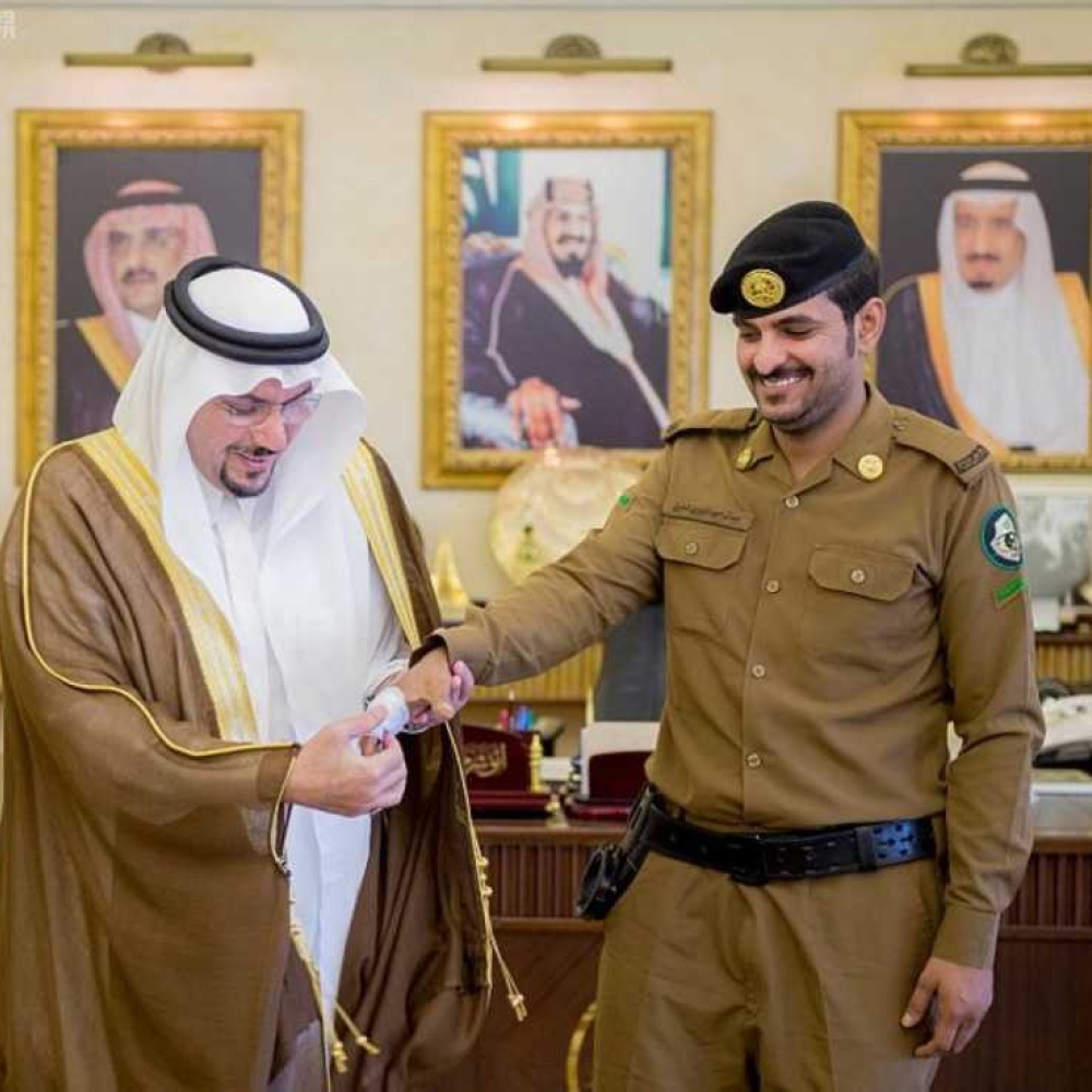 صاحب السمو الملكي أمير القصيم الدكتور فيصل بن مشعل بن سعود بن عبدالعزيز يكرم العريف عيد المطيري