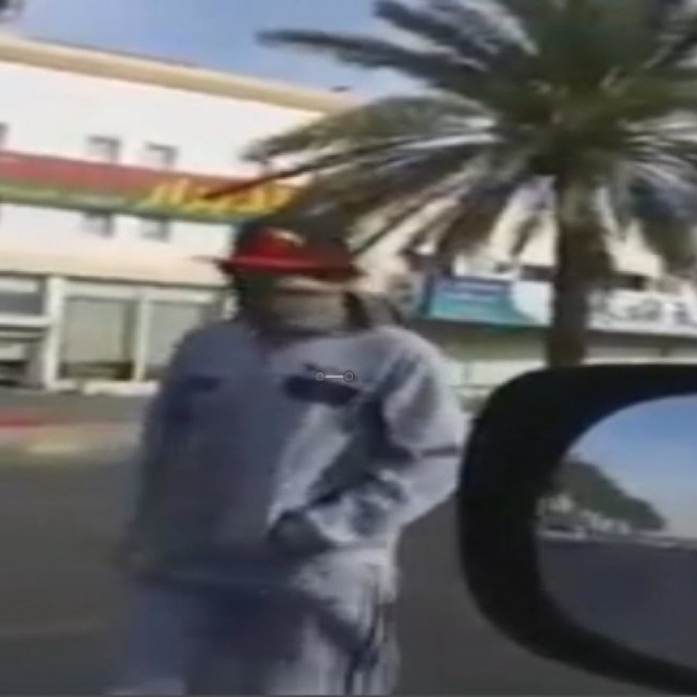 بالفيديو: سعودي يمشي للخلف فقط 