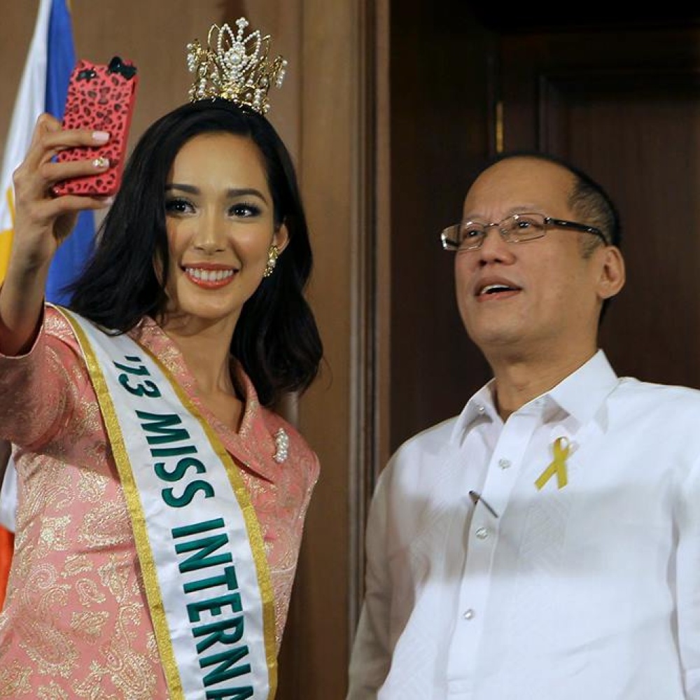 ملكة جمال العالم 2013 تأخذ صورة مع الرئيس الفيليبيني Bea Santiago في مانيلا
