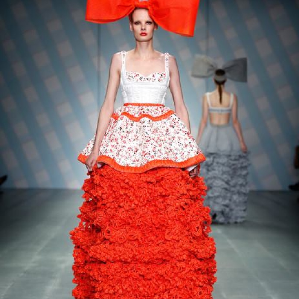 يبدو أن الغرابة هي السمة التي ستطغى على عروض أزياء أسبوع الموضة في لندن لربيع وصيف 2015