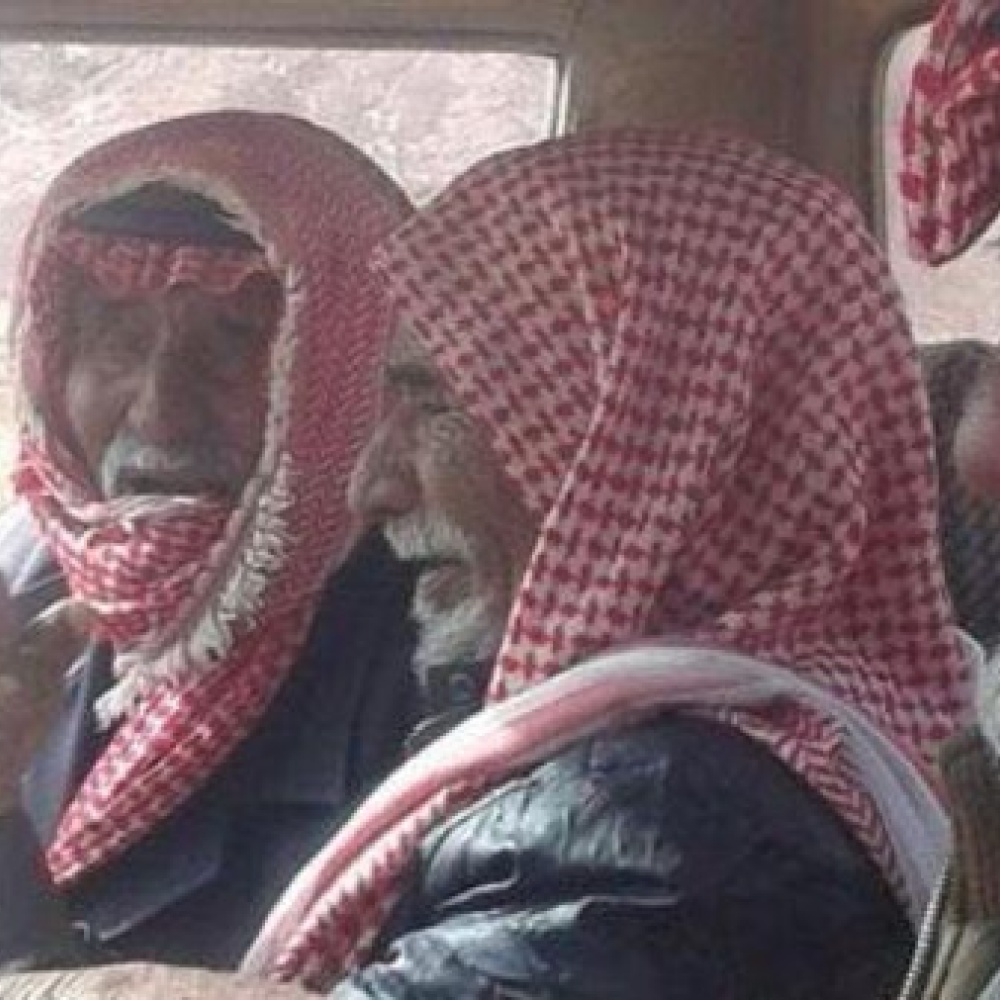 صورة مؤثرة..صداقة ثلاثة مسنين تدوم 70 عاما