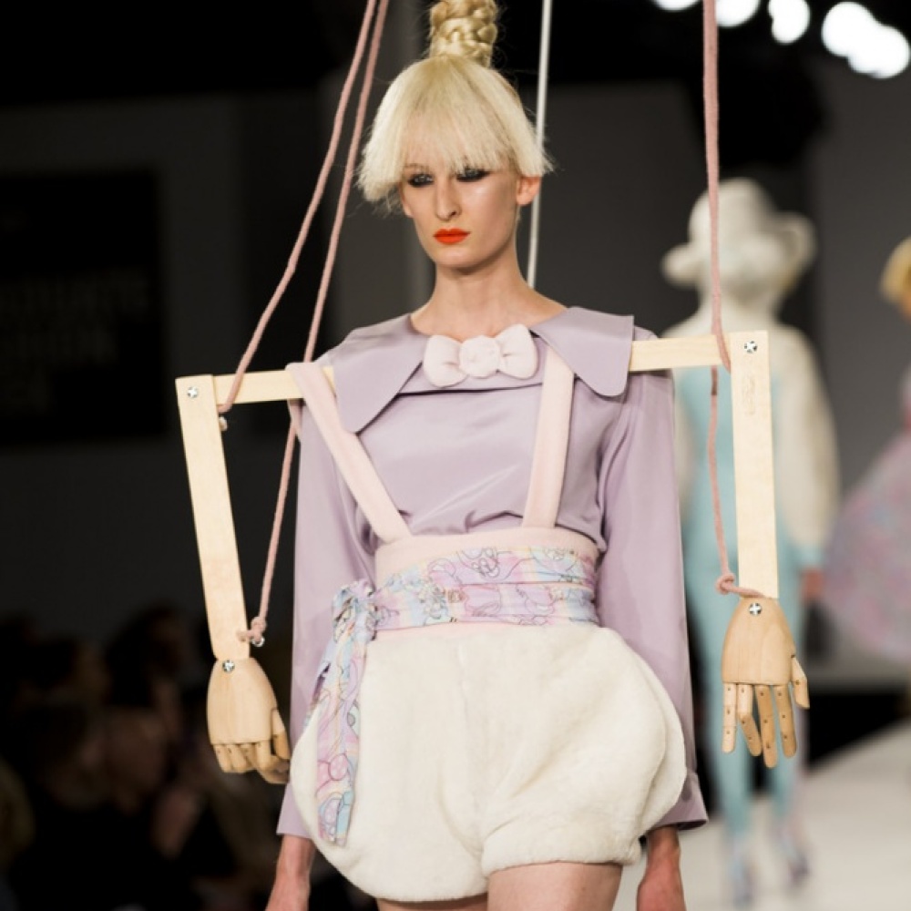 عارضة أزياء أشبه بالدمى المتحركة ضمن عروض أزياء Graduate fashion week في لندن