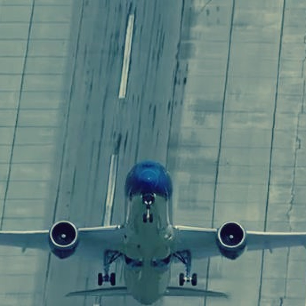 بالفيديو: حركات بهلوانية بطائرة ركاب عملاقة