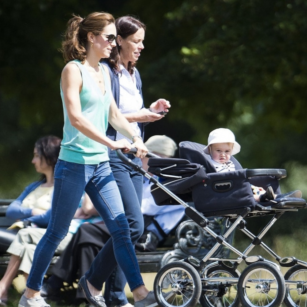 دوقة كامبريدج في جولة صباحية مع الأمير جورج الصغير