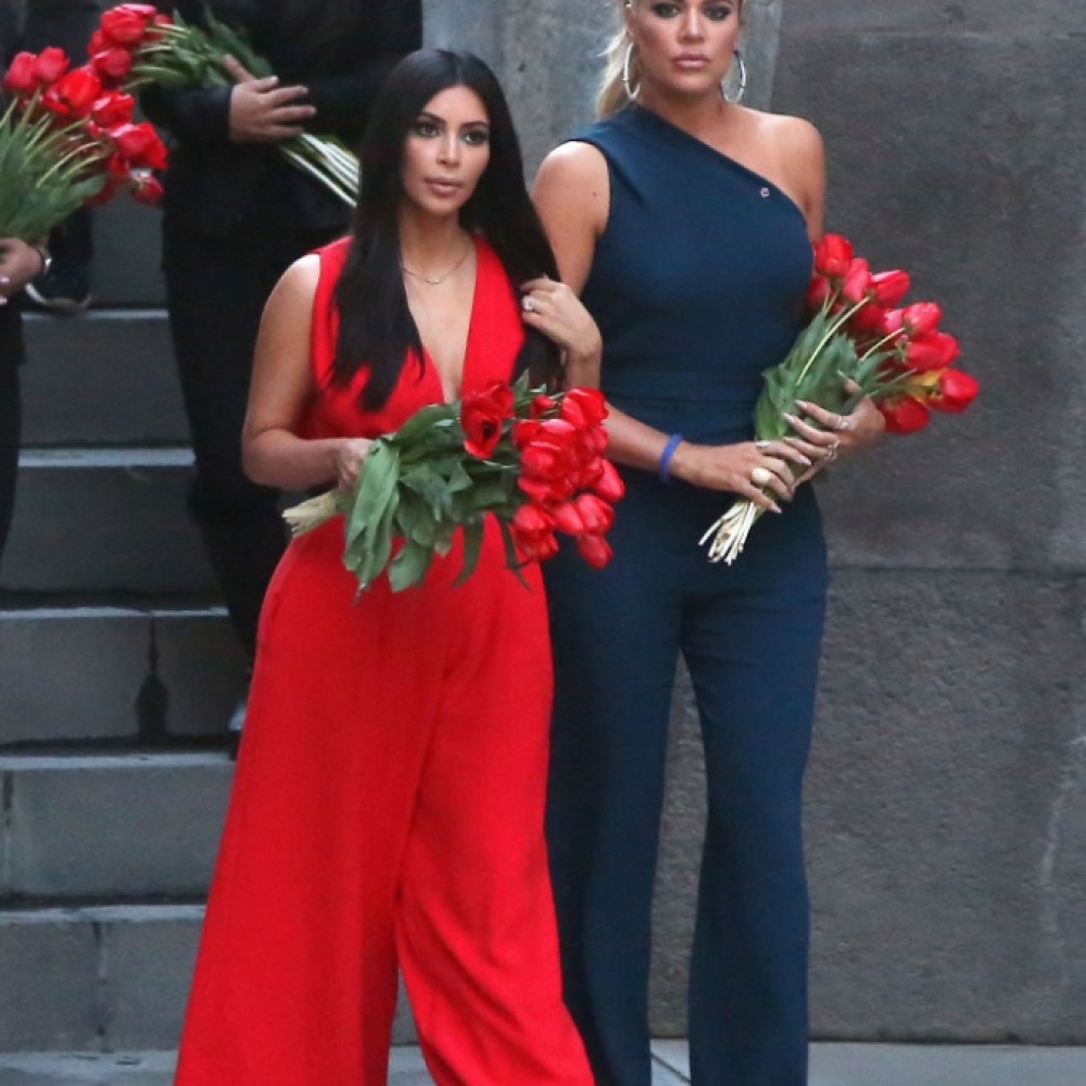 كيم وكلوي كاردشيان تضعان الزهور على نصب تذكاري في أرمينيا