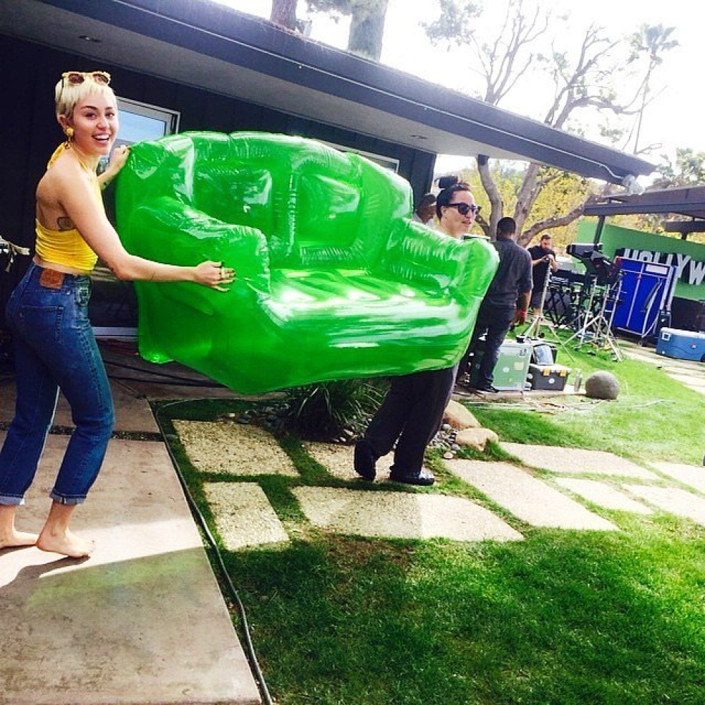 أين تذهب مايلي بهذه الأريكة الخضراء؟؟