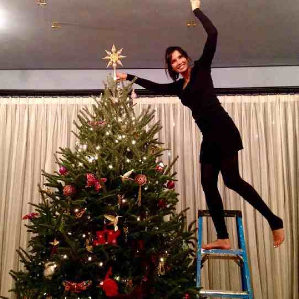 Padma Lakshmi تزين شجرة الميلاد