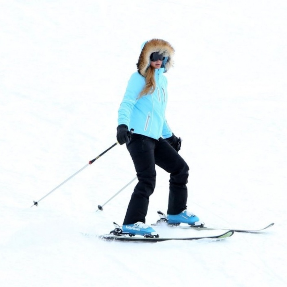 باريس هيلتون تقضي عطلتها بين الثلوج في أسبن