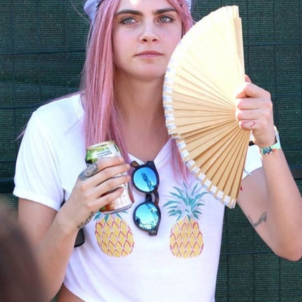 كارا ديليفين بشعر وردي  في مهرجان اوشيغا للموسيقى والفنون 