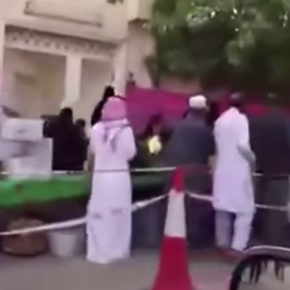 فيديو.. عائلة سعودية تفطر مئات الصائمين