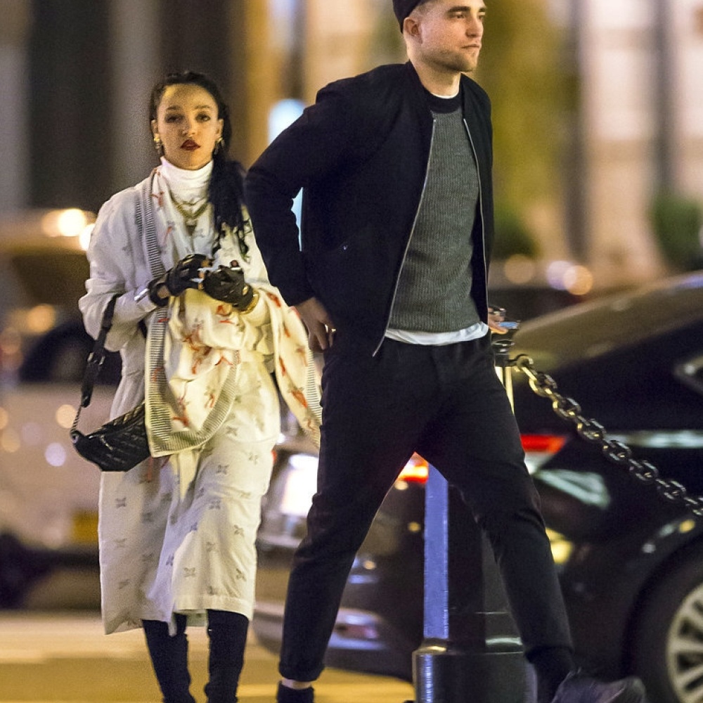 روبرت باتينسون يصطحب صديقته للعشاء في مدينة نيويورك