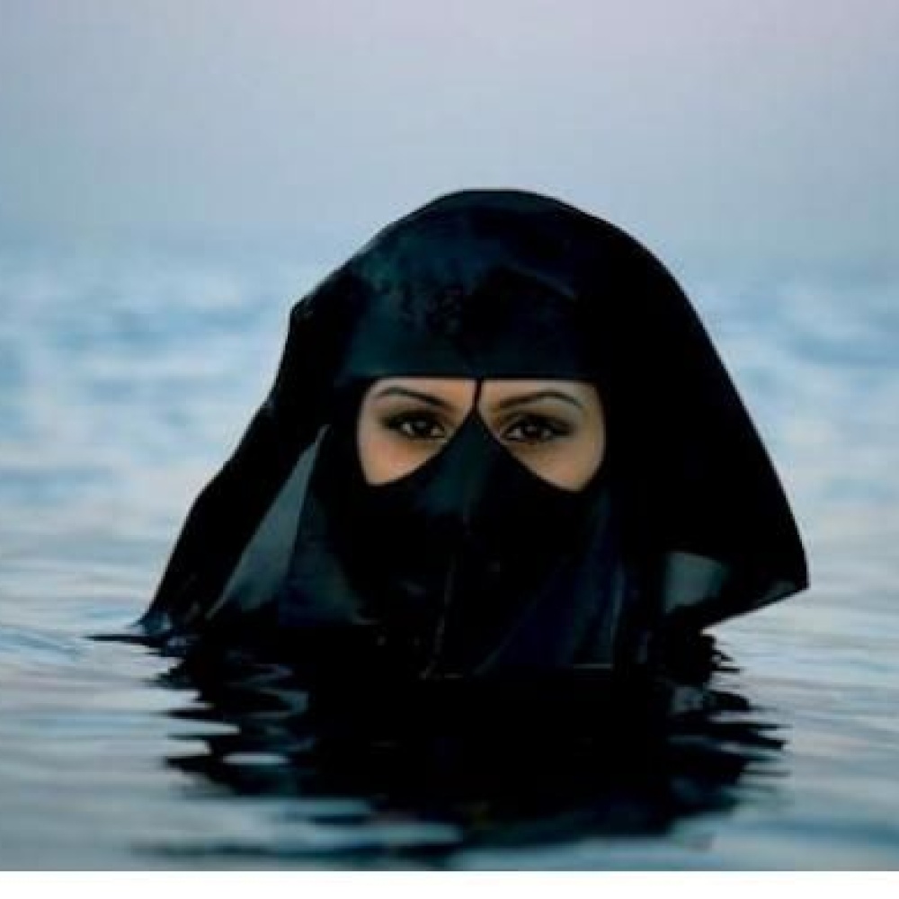 سيدة تضحي بنفسها لإنقاذ زوجها من السيول