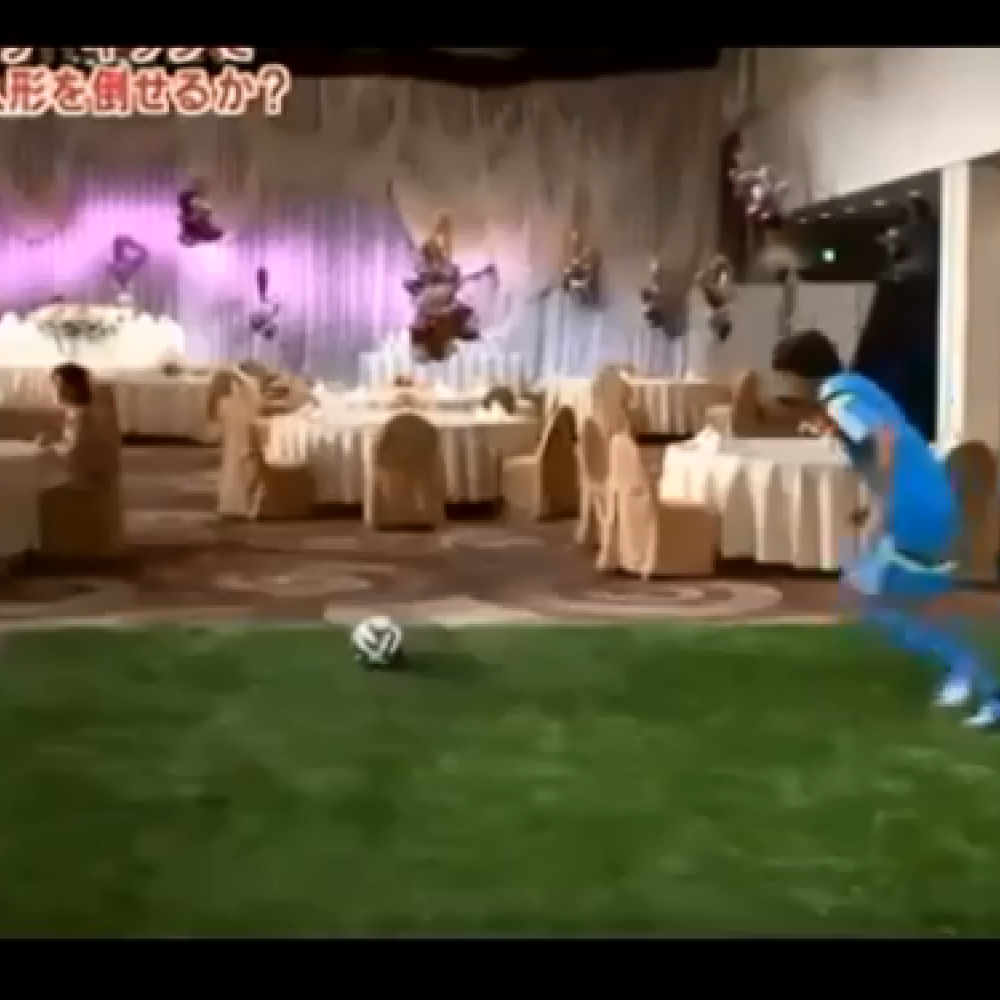 يستعرض مهاراته الرياضية في زفافه 