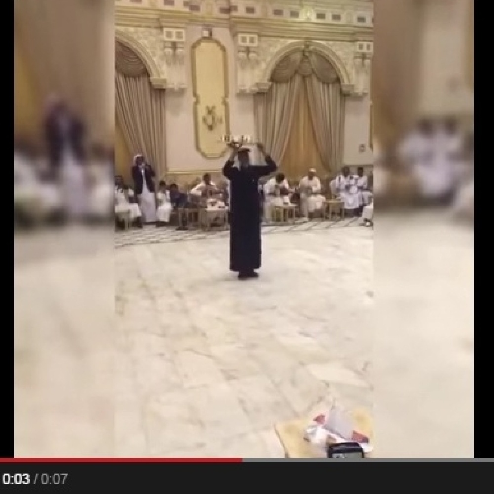 بالفيديو: سعودي مسنّ يرقص بأكواب الشاي فماذا حصل؟
