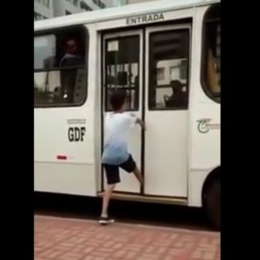 بالفيديو: سائق يؤدب صبياً حاول خداعه