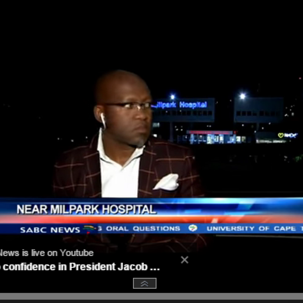 بالفيديو: سرقة مذيع على الهواء مباشرة