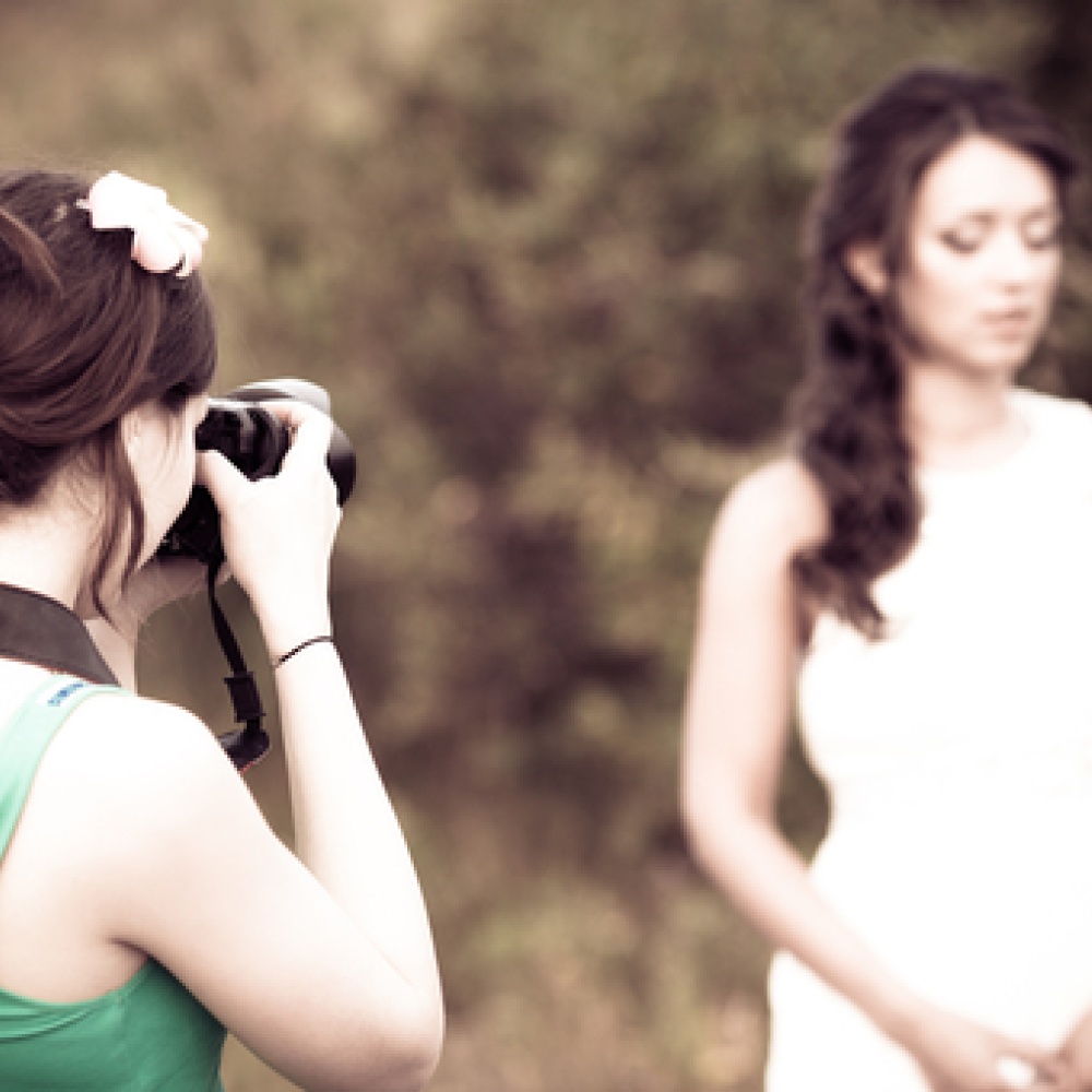 اتهام مصورة أفراح مختفية بخيانة الأمانة 