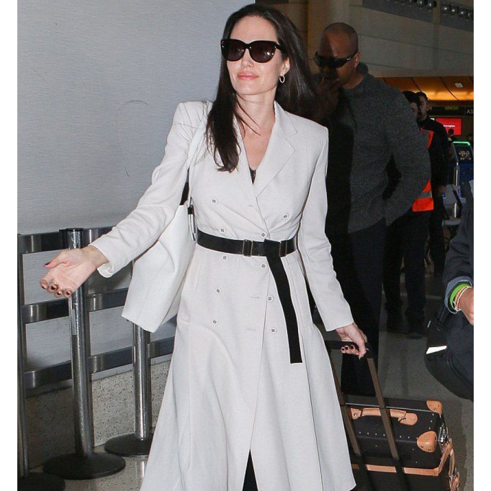 أنجلينا جولي تظهر بكامل حيويتها وأناقتها لدى وصولها لمطار لوس أنجلوس بالأمس