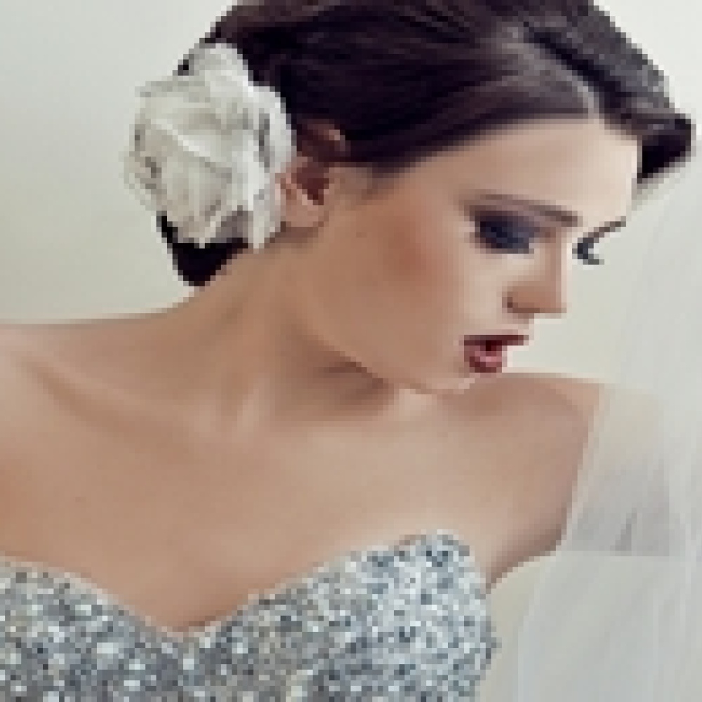 الاخصائية  نونا باز ....وجمال العروس