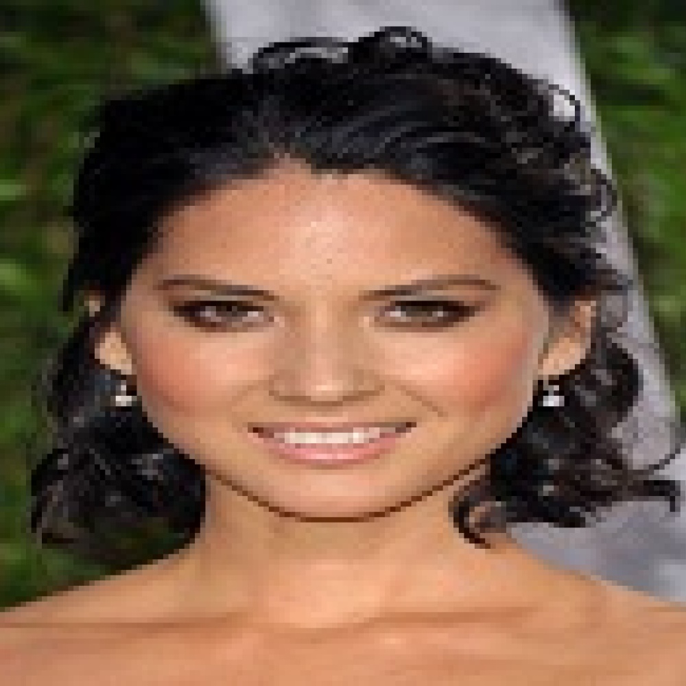 أوليفيا مون تتوهج بأقراط  وينستون  