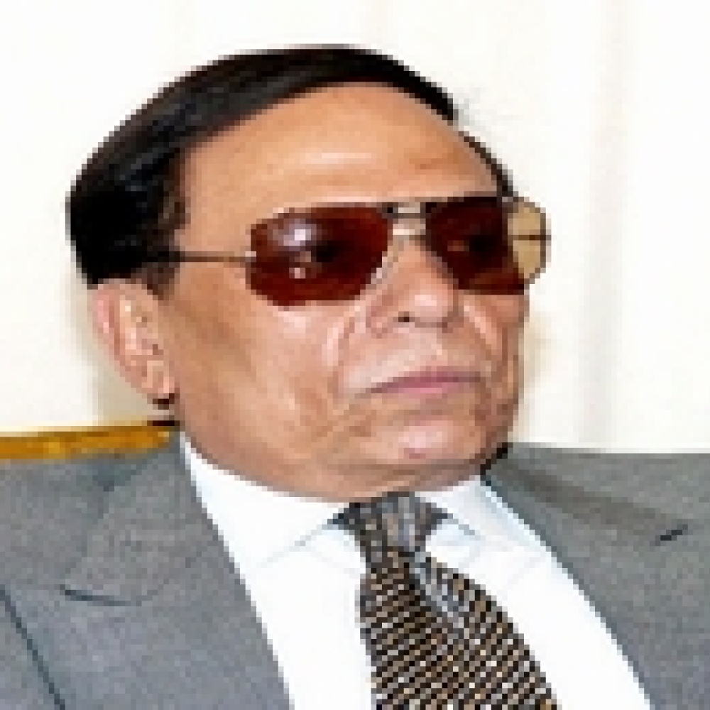 مهاجمة عادل إمام على حوائط وسط البلد