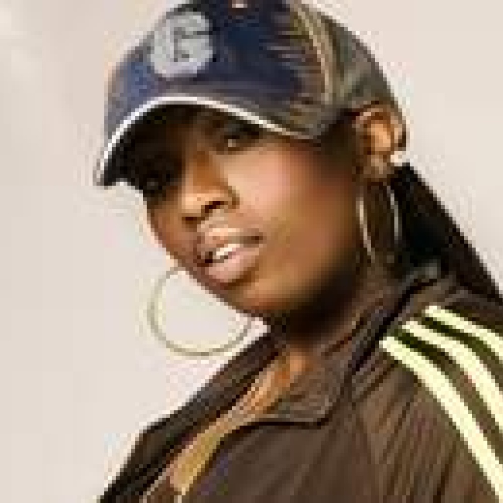 ميسي أليوت تكشف إصابتها بمرض المناعة الذاتية