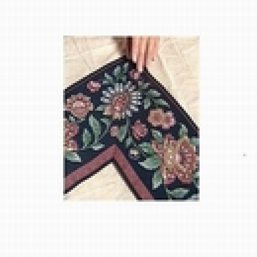 كيف تثبتين ورق الحائط؟